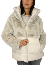 Carica l&#39;immagine nel visualizzatore di Gallery, GIUBBINO DONNA PANNA CON PELO
