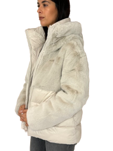 Carica l&#39;immagine nel visualizzatore di Gallery, GIUBBINO DONNA PANNA CON PELO
