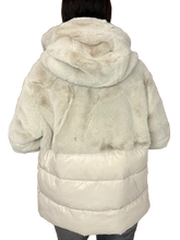 Carica l&#39;immagine nel visualizzatore di Gallery, GIUBBINO DONNA PANNA CON PELO
