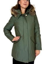 Carica l'immagine nel visualizzatore di Gallery, GIUBBINO DONNA VERDE MILITARE CON CAPPUCCIO
