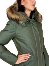 Carica l'immagine nel visualizzatore di Gallery, GIUBBINO DONNA VERDE MILITARE CON CAPPUCCIO
