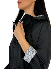 Carica l&#39;immagine nel visualizzatore di Gallery, IMPERMEABILE DONNA NERO CORTO
