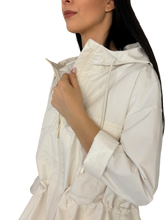 Carica l&#39;immagine nel visualizzatore di Gallery, IMPERMEABILE DONNA PANNA CORTO
