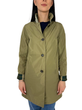 Carica l&#39;immagine nel visualizzatore di Gallery, TRENCH DONNA VERDE REVERSIBILE

