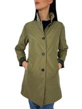 Carica l&#39;immagine nel visualizzatore di Gallery, TRENCH DONNA VERDE REVERSIBILE
