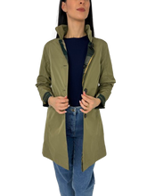Carica l&#39;immagine nel visualizzatore di Gallery, TRENCH DONNA VERDE REVERSIBILE
