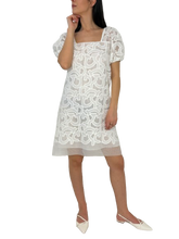 Carica l&#39;immagine nel visualizzatore di Gallery, VESTITO DONNA BIANCO RICAMO SANGALLO

