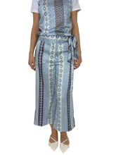 Carica l&#39;immagine nel visualizzatore di Gallery, PANTALONE CELESTE FANTASIA GEOMETRICA
