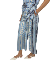 Carica l&#39;immagine nel visualizzatore di Gallery, PANTALONE CELESTE FANTASIA GEOMETRICA
