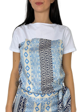 Carica l&#39;immagine nel visualizzatore di Gallery, MAGLIA CELESTE FANTASIA GEOMETRICA
