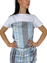 Carica l&#39;immagine nel visualizzatore di Gallery, MAGLIA CELESTE FANTASIA GEOMETRICA
