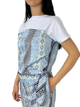 Carica l&#39;immagine nel visualizzatore di Gallery, MAGLIA CELESTE FANTASIA GEOMETRICA
