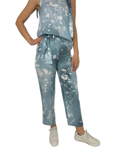 Carica l&#39;immagine nel visualizzatore di Gallery, PANTALONE DONNA AZZURRO FANTASIA FLOREALE
