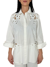Carica l&#39;immagine nel visualizzatore di Gallery, CAMICIA DONNA BIANCA RICAMO SANGALLO
