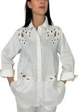 Carica l&#39;immagine nel visualizzatore di Gallery, CAMICIA DONNA BIANCA RICAMO SANGALLO
