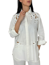 Carica l&#39;immagine nel visualizzatore di Gallery, CAMICIA DONNA BIANCA RICAMO SANGALLO
