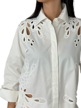 Carica l&#39;immagine nel visualizzatore di Gallery, CAMICIA DONNA BIANCA RICAMO SANGALLO
