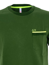 Carica l&#39;immagine nel visualizzatore di Gallery, T-SHIRT UOMO VERDE CON LOGO FRONTALE
