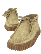 Carica l&#39;immagine nel visualizzatore di Gallery, SCARPA UOMO BEIGE TORHILL HI DARK SAND SUEDE
