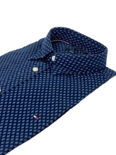 Carica l&#39;immagine nel visualizzatore di Gallery, CAMICIA UOMO BLU SCURO CON FANTASIA
