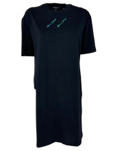 Carica l&#39;immagine nel visualizzatore di Gallery, MAGLIA VESTITO NERO CON LOGO FRONTALE
