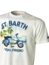 Carica l&#39;immagine nel visualizzatore di Gallery, T-SHIRT UOMO BIANCA VESPA FRIEND
