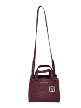 Carica l&#39;immagine nel visualizzatore di Gallery, BORSA BORDEAUX ECO-PELLE CON FIBBIA-LOGO
