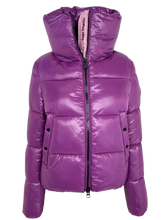 Carica l&#39;immagine nel visualizzatore di Gallery, GIUBBINO DONNA VIOLA CORTO IN ECO-PIUMA
