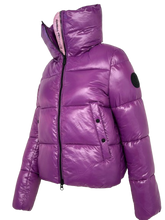 Carica l&#39;immagine nel visualizzatore di Gallery, GIUBBINO DONNA VIOLA CORTO IN ECO-PIUMA
