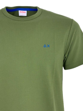 Carica l'immagine nel visualizzatore di Gallery, T-SHIRT UOMO VERDE MILITARE
