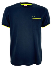 Carica l'immagine nel visualizzatore di Gallery, T-SHIRT UOMO BLU
