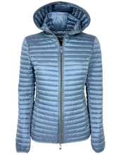 Carica l'immagine nel visualizzatore di Gallery, GIUBBINO DONNA AZZURRO CON CAPPUCCIO

