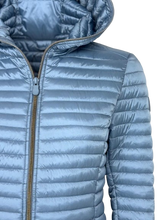 Carica l'immagine nel visualizzatore di Gallery, GIUBBINO DONNA AZZURRO CON CAPPUCCIO
