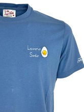 Carica l'immagine nel visualizzatore di Gallery, T-SHIRT UOMO AZZURRA LAVORO SODO
