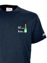 Carica l'immagine nel visualizzatore di Gallery, T-SHIRT UOMO BLU BIG IS BETTER
