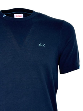 Carica l'immagine nel visualizzatore di Gallery, T-SHIRT UOMO BLU GIROCOLLO
