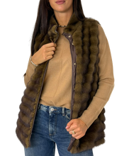 Carica l'immagine nel visualizzatore di Gallery, GILET IN ECO-PELLICCIA DONNA MARRONE
