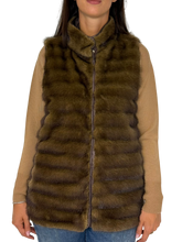 Carica l'immagine nel visualizzatore di Gallery, GILET IN ECO-PELLICCIA DONNA MARRONE
