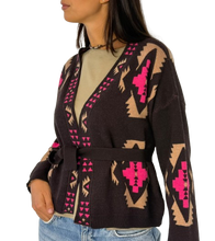 Carica l'immagine nel visualizzatore di Gallery, CARDIGAN DONNA MARRONE/FUCSIA FANTASIA GEOMETRICA
