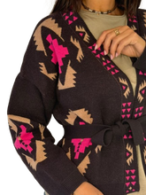 Carica l'immagine nel visualizzatore di Gallery, CARDIGAN DONNA MARRONE/FUCSIA FANTASIA GEOMETRICA
