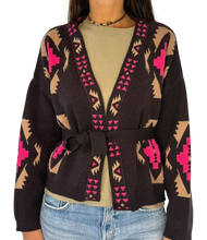 Carica l'immagine nel visualizzatore di Gallery, CARDIGAN DONNA MARRONE/FUCSIA FANTASIA GEOMETRICA
