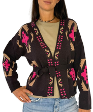 Carica l'immagine nel visualizzatore di Gallery, CARDIGAN DONNA MARRONE/FUCSIA FANTASIA GEOMETRICA
