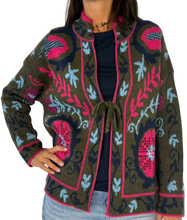 Carica l'immagine nel visualizzatore di Gallery, CARDIGAN DONNA VERDE/FUCSIA FANTASIA GEOMETRICA

