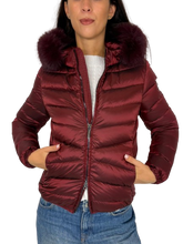 Carica l&#39;immagine nel visualizzatore di Gallery, GIUBBINO DONNA BORDEAUX CON CAPPUCCIO E PELLICCIA
