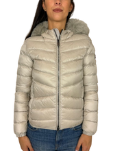 Carica l&#39;immagine nel visualizzatore di Gallery, GIUBBINO DONNA PANNA CON CAPPUCCIO E PELLICCIA
