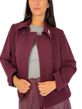 Carica l&#39;immagine nel visualizzatore di Gallery, CAPPOTTO DONNA CORTO DOPPIOPETTO BORDEAUX
