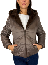 Carica l&#39;immagine nel visualizzatore di Gallery, GIUBBOTTO DONNA CORTO MARRONE IN ECO-PIUMA
