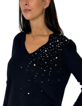 Carica l&#39;immagine nel visualizzatore di Gallery, PULLOVER DONNA NERO CON STRASS

