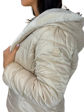 Carica l&#39;immagine nel visualizzatore di Gallery, GIUBBOTTO DONNA CORTO PANNA IN ECO-PIUMA
