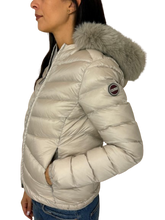 Carica l&#39;immagine nel visualizzatore di Gallery, GIUBBINO DONNA PANNA CON CAPPUCCIO E PELLICCIA
